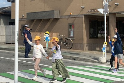 「横断あり」一時停止を　歩行者感知し点灯 滋賀で初の表示板設置