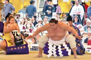 照ノ富士が長男と土俵入り　春巡業の靖国神社奉納