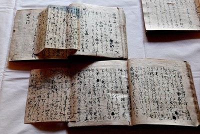 藤原定家直筆の「古今和歌集」注釈書を発見　専門家「国宝に値」