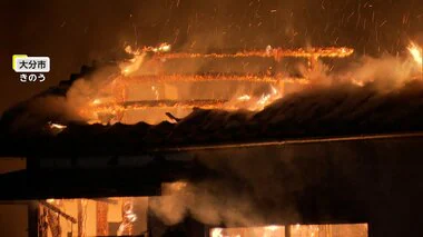 【騒然】「爆発音で気づいて通報した」未明の住宅街で火事　2階建て住宅が全焼…住人の安否は？