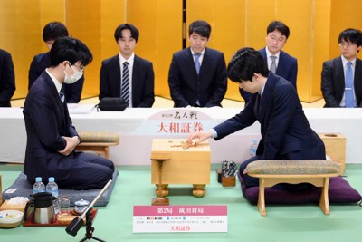 藤井名人「序盤から深く」、豊島九段「第1局生かす」　第2局へ抱負