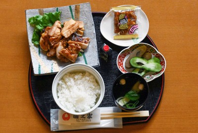 藤井名人は焼き鳥定食　豊島九段はハワイ名物ポキ丼　名人戦昼食