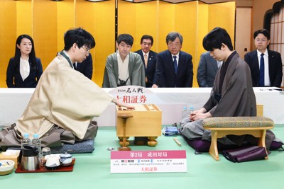 豊島九段の初手・2六歩に藤井名人が8四歩　第2局は相掛かり戦に