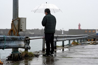 「どんなに痛かったろうか……」　遺族、海に手を浸し　知床沈没事故