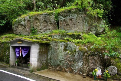 石造品1点盗まれる　市指定史跡の石仏群　滋賀・甲賀