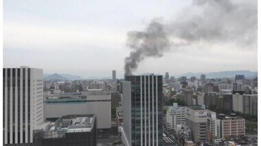 【速報】広島市の繁華街・流川でビル火災 屋上が燃える