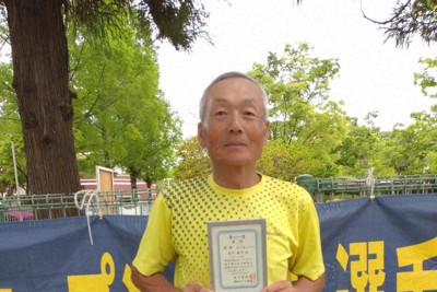 男子70歳以上単は屋代春幸が優勝　毎日オープンテニスベテランの部