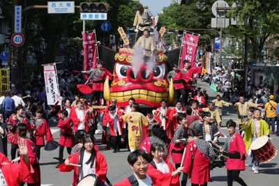 華やかな踊りと演奏　1.7万人がパレード　博多どんたく開幕