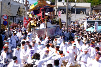 豊漁願う「常陸大津の御船祭」本祭り　10トンの船、街駆け抜ける