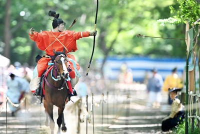 的に矢「カーン」観衆「おー」　新緑の京都・下鴨神社で流鏑馬神事