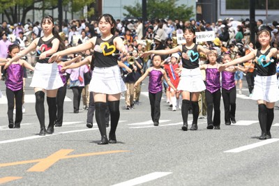 九州北部で今年初の真夏日　どんたくまつり、参加者は汗流し