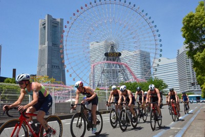 世界トライアスロン大会が開幕　200人が横浜の街駆け抜ける