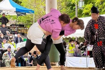 母の日恒例「女だけの相撲大会」　2横綱生んだ北海道・福島町で