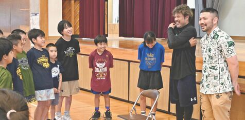 世界で最も過激な格闘技「ラウェイ」の元王者、母校の小学校で講演　「100％やり切る日々を積み重ねれば…」