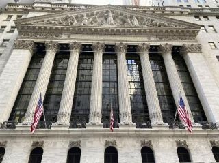 ＮＹ株９日ぶり反落８１ドル安　米物価統計控え、慎重姿勢