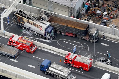 首都高で多重事故　数台炎上、3人死亡　埼玉・戸田