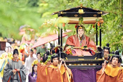 葵祭「路頭の儀」　500人の王朝行列、古都を歩く　3万5000人を魅了