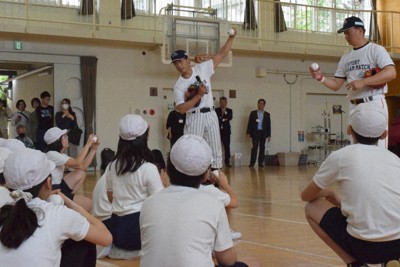 元大リーガーに学ぶ思いやり　野球教室で心と体のキャッチボール