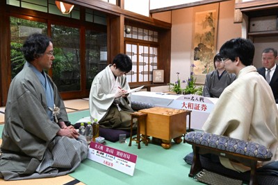 藤井名人、乱戦を選択　難しい中盤戦　豊島九段封じる　名人戦第4局