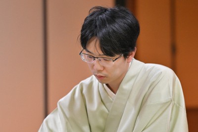 豊島将之九段が初白星　藤井名人降し1勝3敗　名人戦第4局