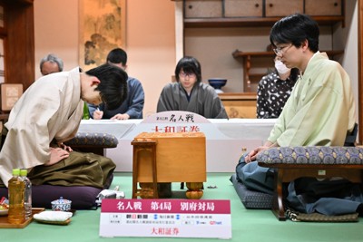 豊島九段、乱戦制し初白星　藤井名人のミス誘う　名人戦第4局