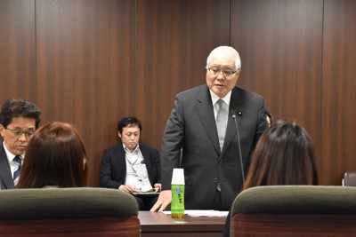 厚労相、悪質ホストクラブの被害者と面会　高額借金までの経緯聞く