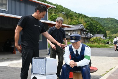 国道脇に突如現れた「警察官」が話題　パトカーと共になぜ座り込む？