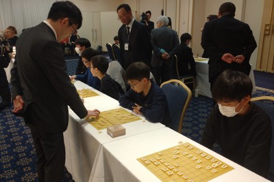 「プロになりたい」　北海道の子どもたち、プロ棋士に挑む　名人戦