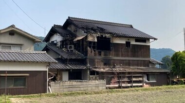 倉敷市真備町で住宅を全焼　消火活動中に煙を吸った高齢女性が死亡　２人が治療中【岡山】