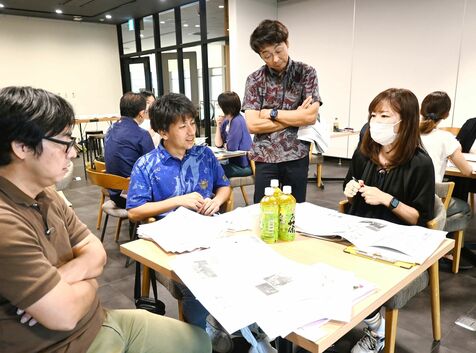 「新聞は世の中と自分をつなげてくれるツール」　教材で活用　教員ら20人が実践例を学ぶ　那覇市でNIEセミナー