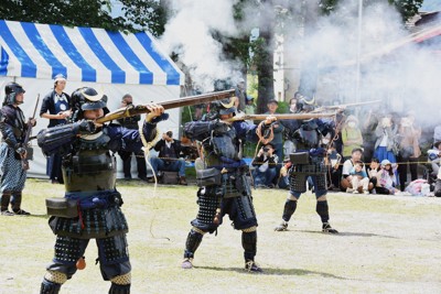 松本城鉄砲隊が「古式砲術演武」披露　大きな銃声、響く歓声