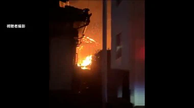 「窓から炎が噴出している」高齢の母親と男性連絡取れず…住宅火災で焼け跡から2人の遺体発見　富山市