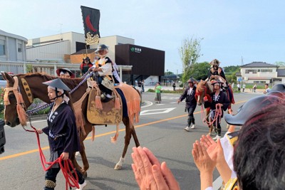 14年ぶり凱旋に「一歩前進」　福島・双葉に相馬野馬追の騎馬行列