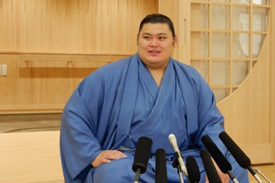 「天皇賜杯抱き優勝実感」　大相撲・大の里、史上最速Vから一夜