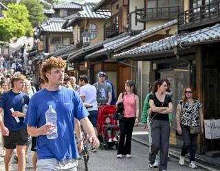 ４月の外国人宿泊、最多更新　３８％増の１３１４万人