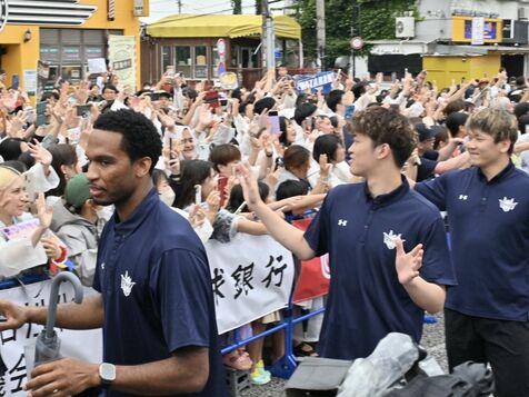 雨の中、ブースターが沿道埋め尽くして声援　琉球キングスが沖縄市でシーズン報告会　バスケBリーグ準優勝【動画あり】