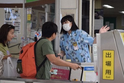 JR駅員、アロハシャツで出迎え　観光地・白浜をアピール　和歌山