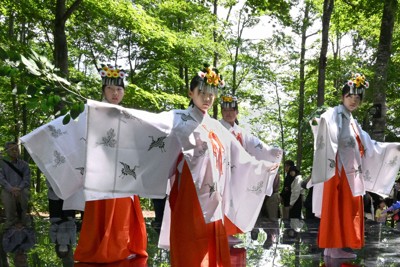 ご神体は「空気」　ブナ林に鏡の舞台、五穀豊穣願う舞　山形