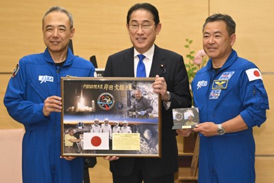 首相、宇宙飛行士の古川さんらと面会　日本人の月面着陸計画など話す