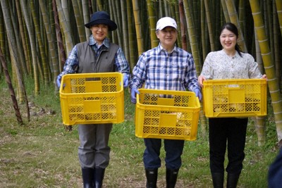 天皇ご一家、タケノコ掘りにサイクリング　ご静養中の写真公開