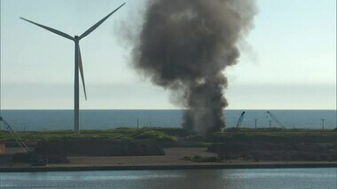 秋田市向浜の製紙工場敷地内から激しい黒煙　ボイラー燃料用のタイヤ片燃える