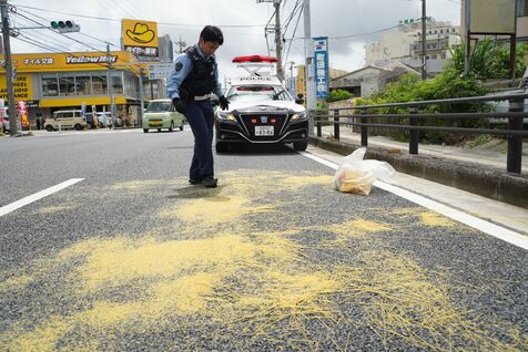 道路上にパスタが散乱　警察官「パスタ助けたのは初めて」　一般人もほうき持参で助太刀　沖縄・南風原町【動画あり】