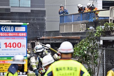 福岡市中心部の駐車場で火災　車2台以上燃える　けが人なし