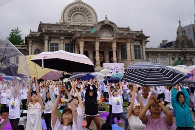 「国際ヨガの日」　雨の中、本堂に向かってポーズ　築地本願寺