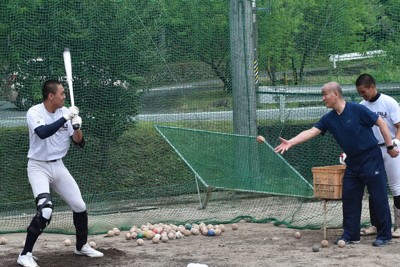 高校野球の名将・高嶋仁さん、昴学園を指導「考えることが大事」