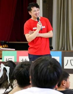 飛び込み坂井選手、小学校で授業　地元で「夢実現へ目標大きく」