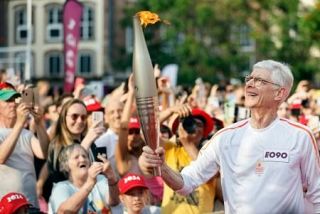 ベンゲル元監督が聖火リレー　地元ストラスブールを走る