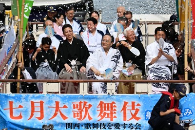 浪花の夏彩る船乗り込み　道頓堀川で「大歌舞伎」出演者らお披露目
