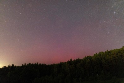 北海道の夜空に赤いオーロラ　「太陽フレア」の影響か