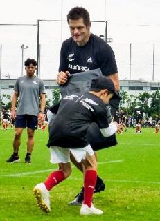 元ＮＺ代表が都内でラグビー指導　カーター氏とマコウ氏、小学生に